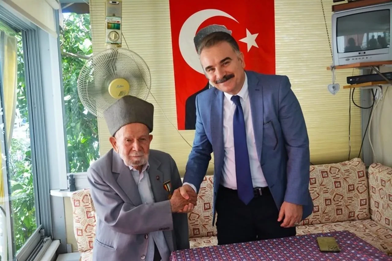 Edremit Kaymakamı Ahmet Odabaş Gaziler Günü’nde anlamlı ziyaretler gerçekleştirdi