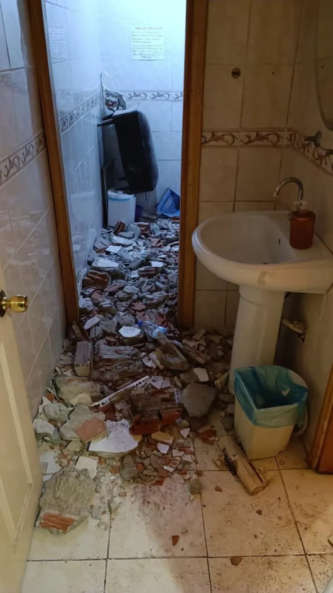 Kocaeli’de Telefonunu Almak İsteyen Şahıs Havalandırma Boşluğuna Düştü