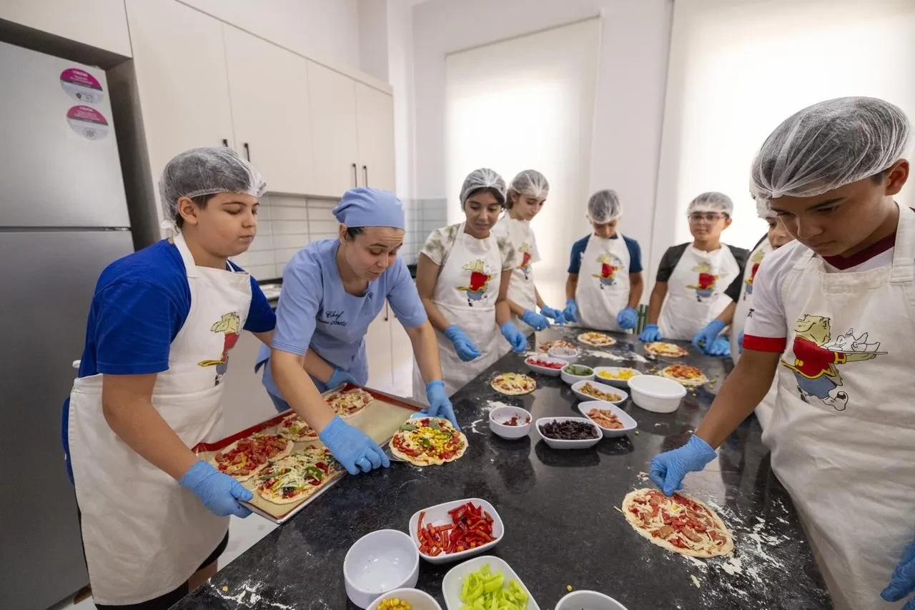 Mersin’de Çocuklar Mutfak Atölyesinde Pizza Yapmayı Öğreniyor