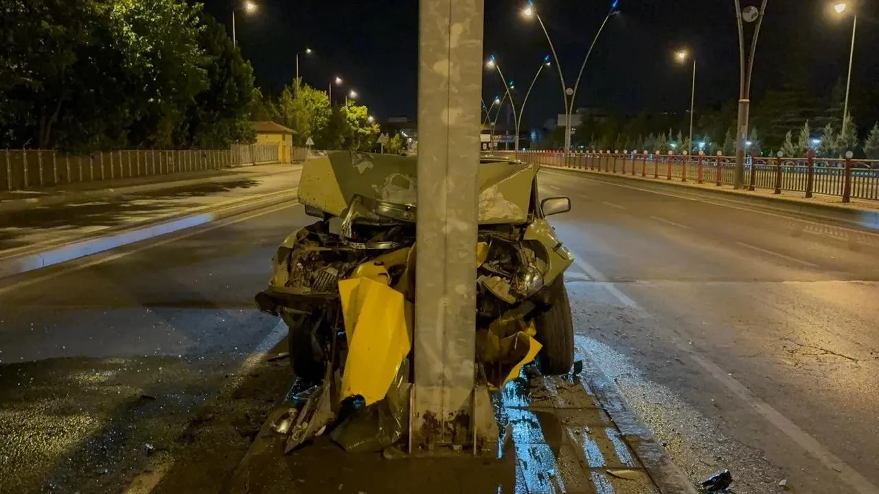 Kayseri’de klasik otomobil direğe çarparak sürücü ağır yaralandı
