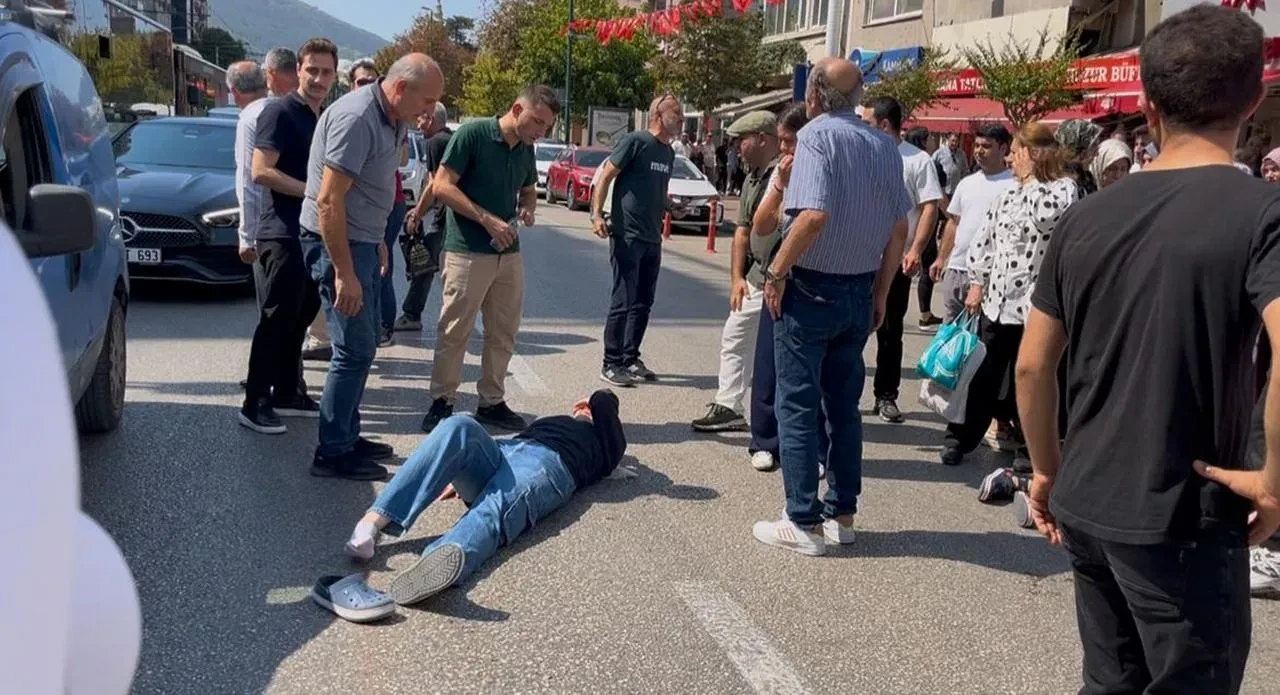 Bursa'da motosiklet çarpan kadınlar için vatandaşlar yardıma koştu
