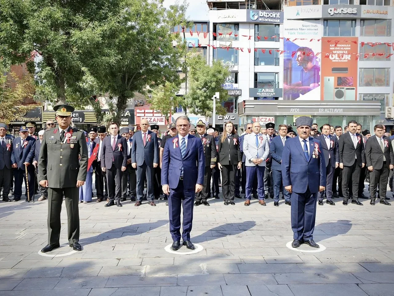 Van'da Vali Balcı ve Tuğgeneral Çelik Gaziler Günü törenine katıldı