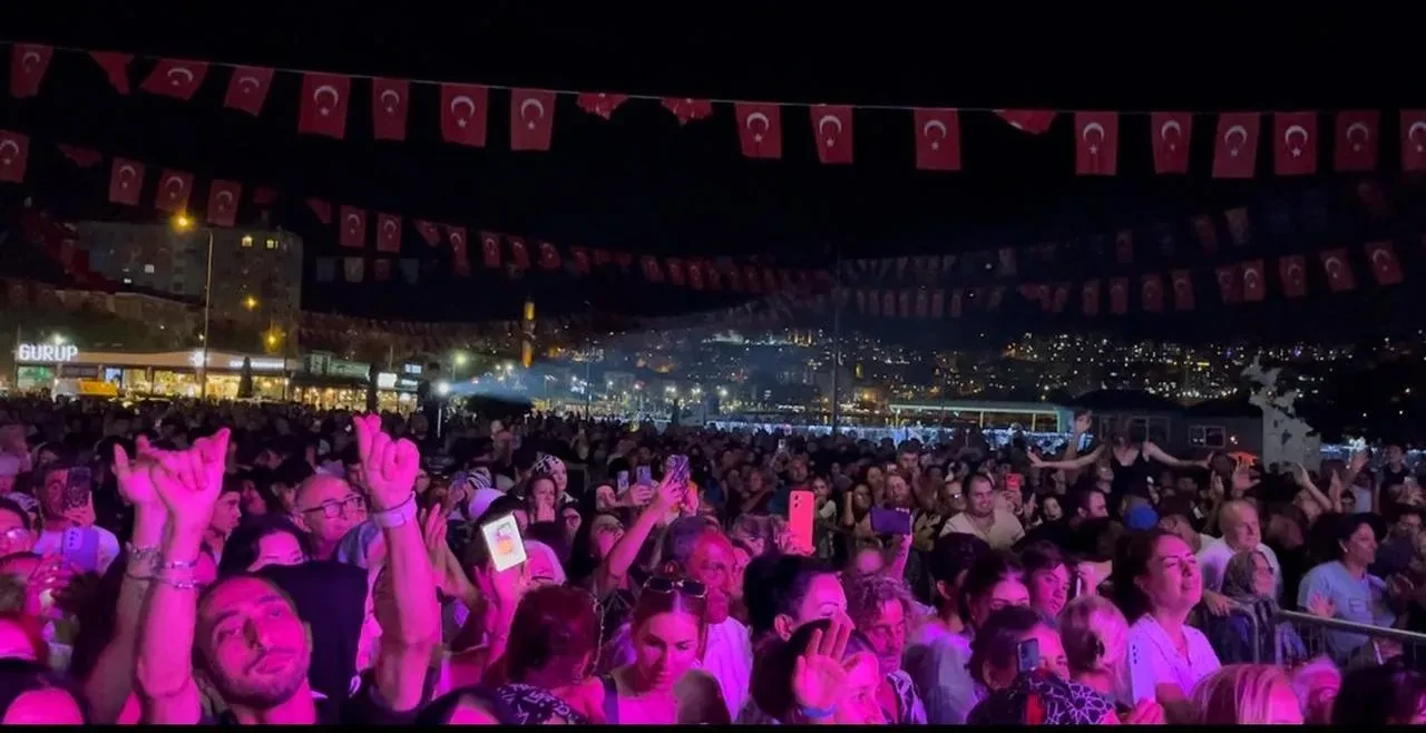 Mehmet Çevik Gemlik'te ücretsiz konserle hemşehrilerini coşturdu
