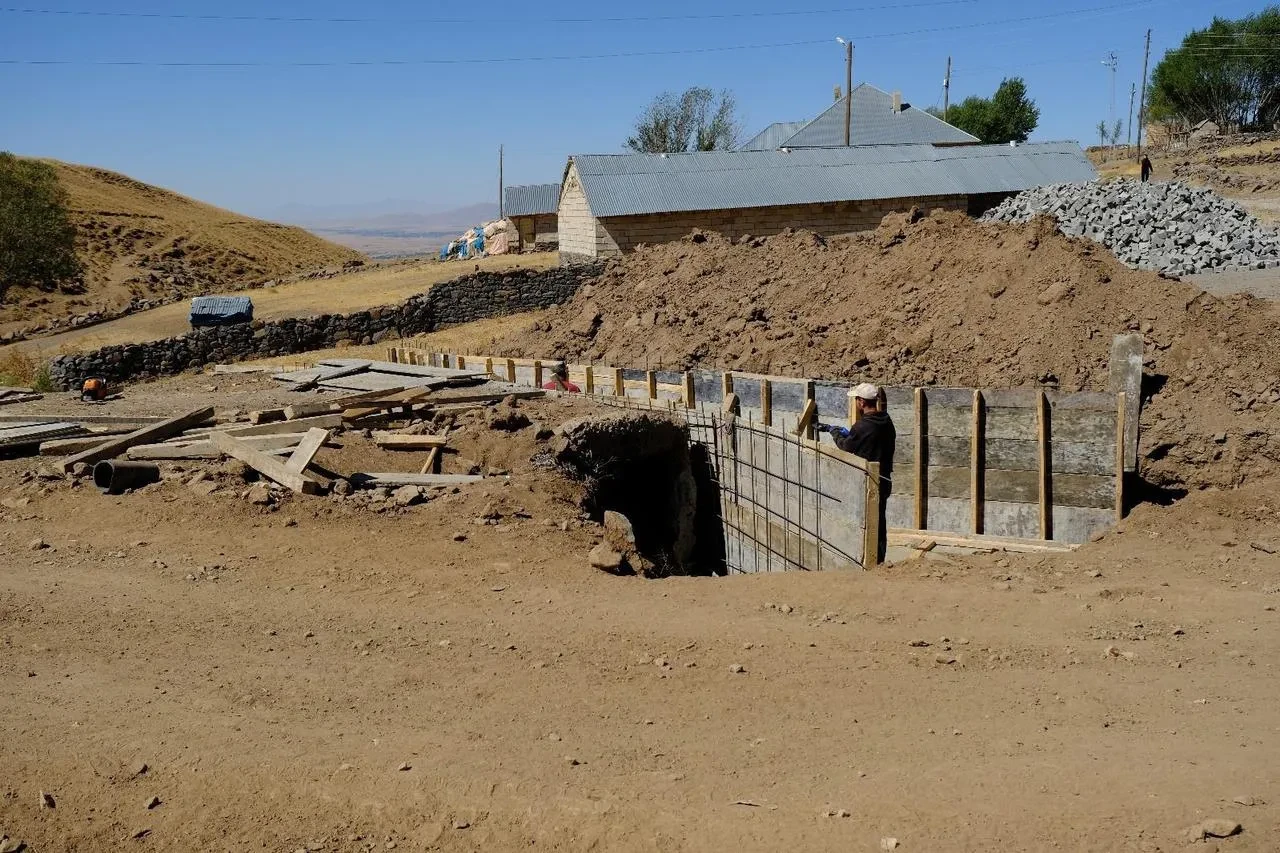 Patnos Gündüz Köyü’nde menfez yapım çalışmaları hızla ilerliyor