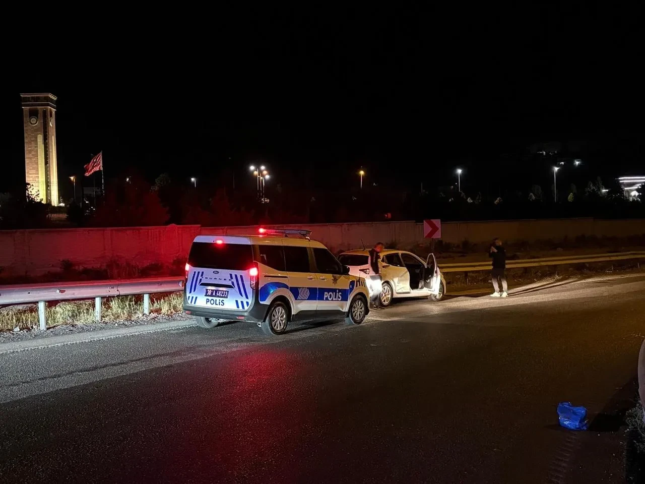 Kayseri'de trafik kazasında 3 kişi hafif yaralandı, ekipler olay yerinde