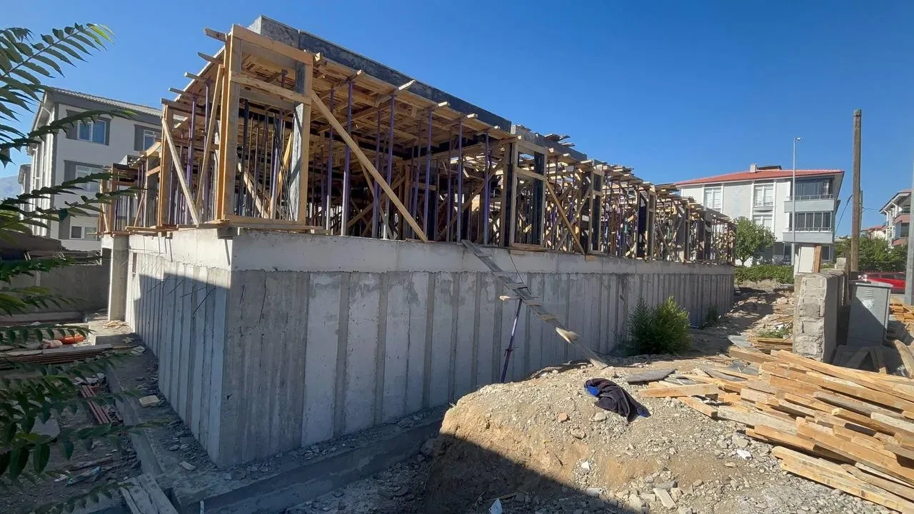 Erzincan'da apartman inşaatından düşen işçi ağır yaralandı