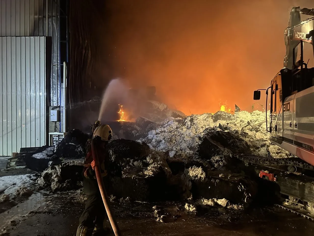 Uşak'ta tekstil fabrikasında çıkan yangın kontrol altına alındı 2 yaralı var