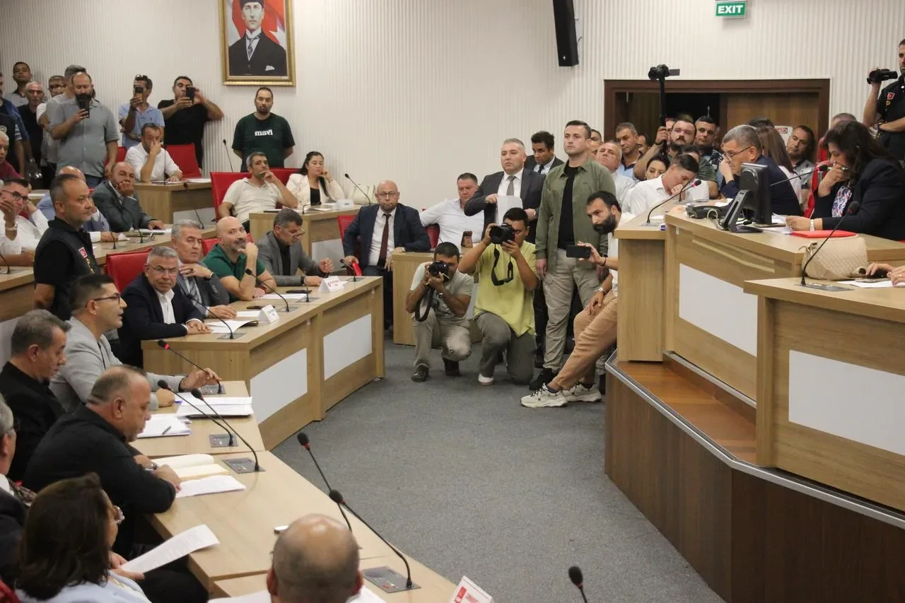 Aydın Büyükşehir Belediye Meclisi gerginlik nedeniyle ikinci kez ertelendi