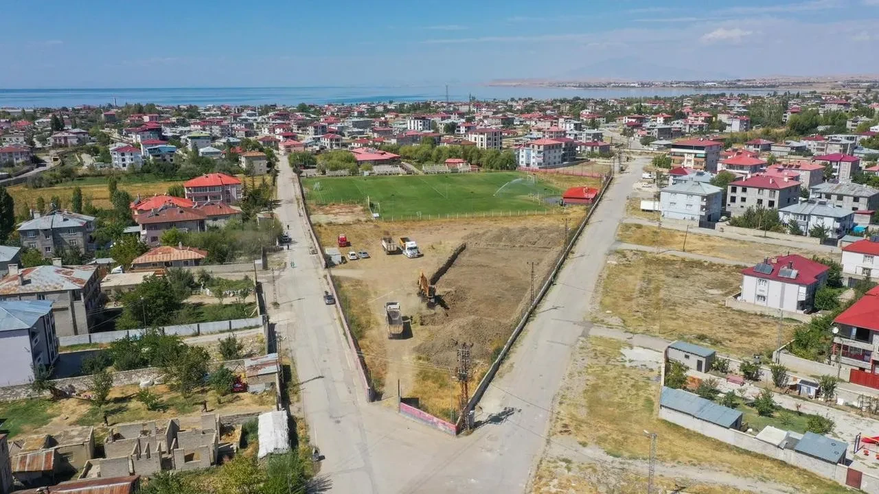 Van Büyükşehir Belediyesi Vanspor için modern tesis inşaatına başladı