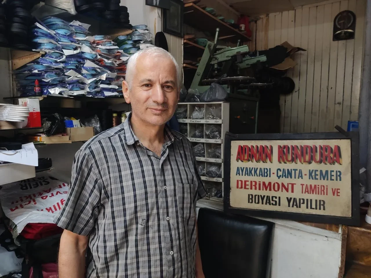 Rize'de 35 yıllık ayakkabı tamircisi Adnan Karabulut mesleğin sonuna dikkat çekti