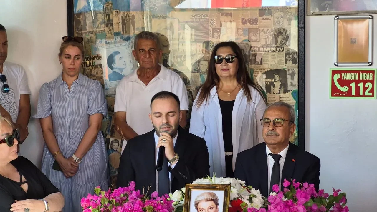 Zeki Müren Bodrum'da Mehmetçik Vakfı ve Türk Eğitim Vakfı iş birliğiyle