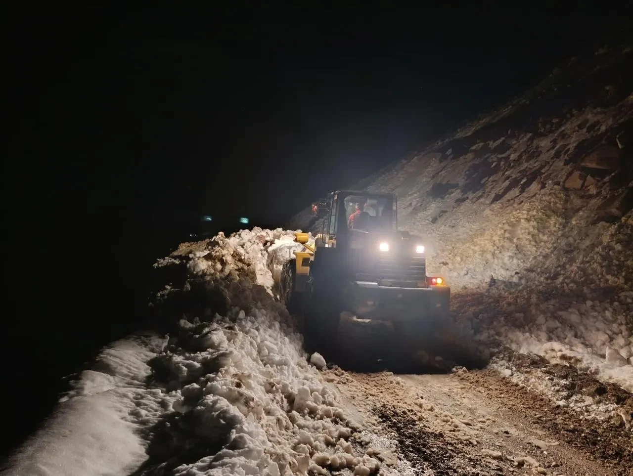 Tirovit Yaylası'nda çığ düşmesi sonucu mahsur kalanlar AFAD ekipleri tarafından kurtarıldı