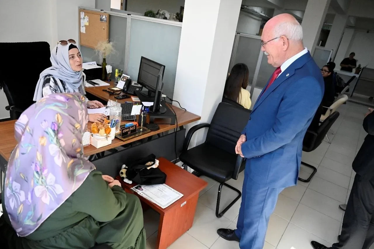 Uşak Üniversitesi Rektörü Ekrem Savaş öğrencilerin kayıt heyecanına ortak oldu