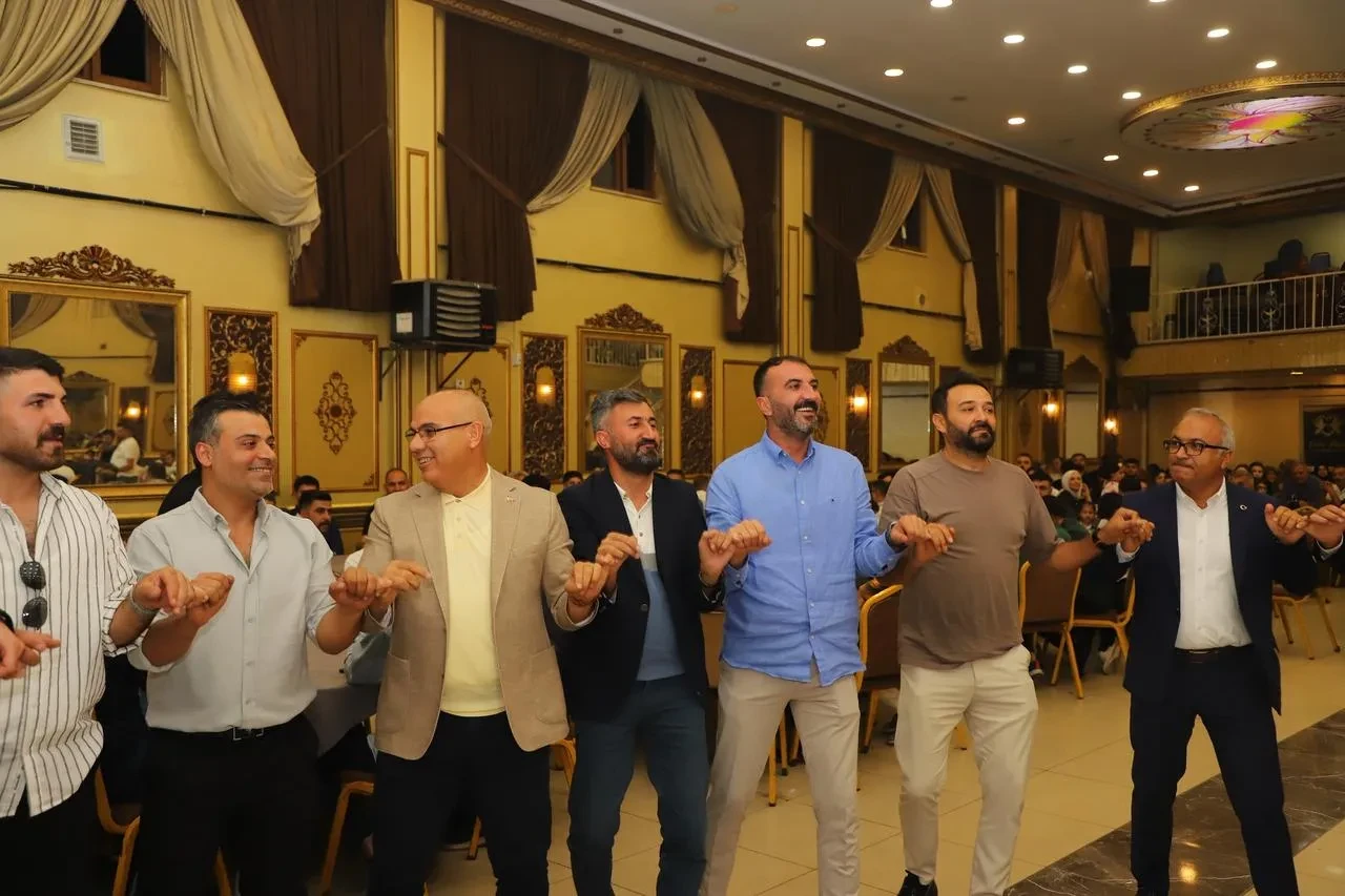 Ağrı Valisi Mustafa Koç düğün törenlerinde ailelerle sevincini paylaştı