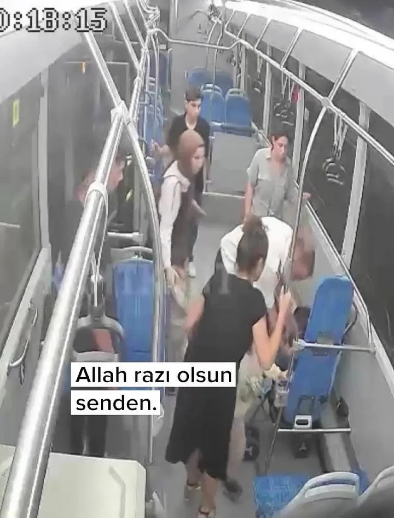 Kocaeli'de otobüs şoförü Ferdi Karabacak Heimlich manevrasıyla çocuğu kurtardı