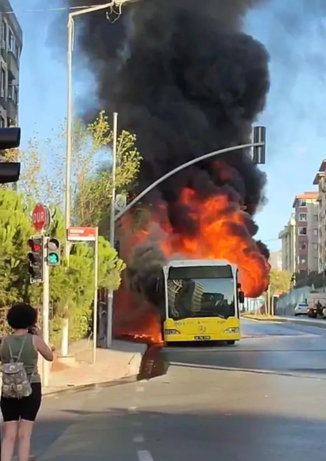 Ümraniye’de İETT otobüsü bilinmeyen bir nedenle alev aldı