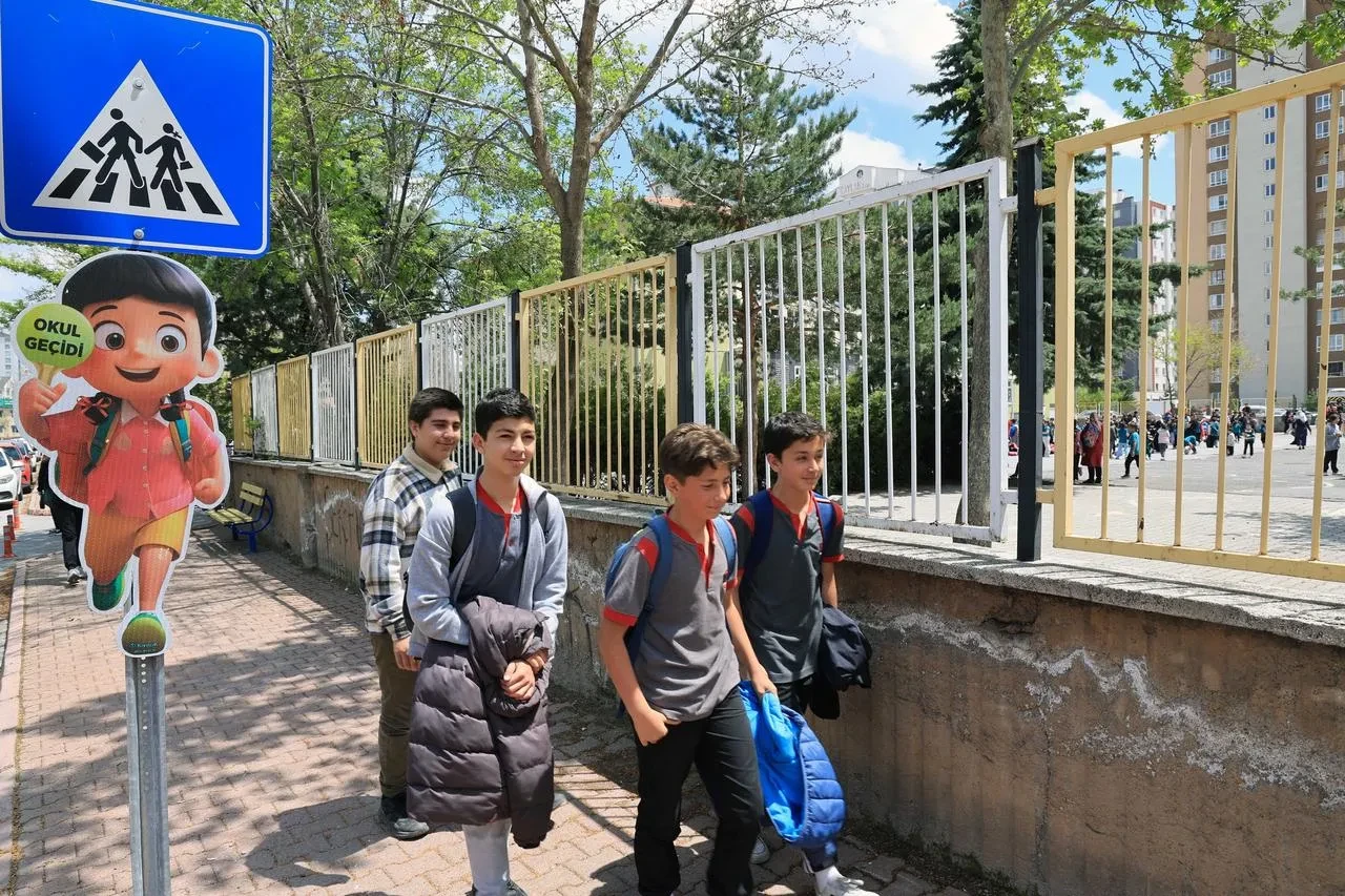 Talas Belediyesi okul geçitlerine güvenli levhalar yerleştirdi