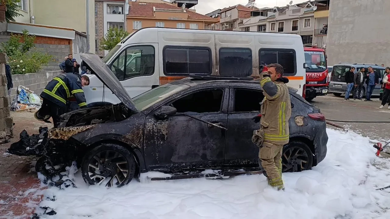 Bursa İnegöl’de park halindeki otomobil yandı, yangın iki araca sıçradı