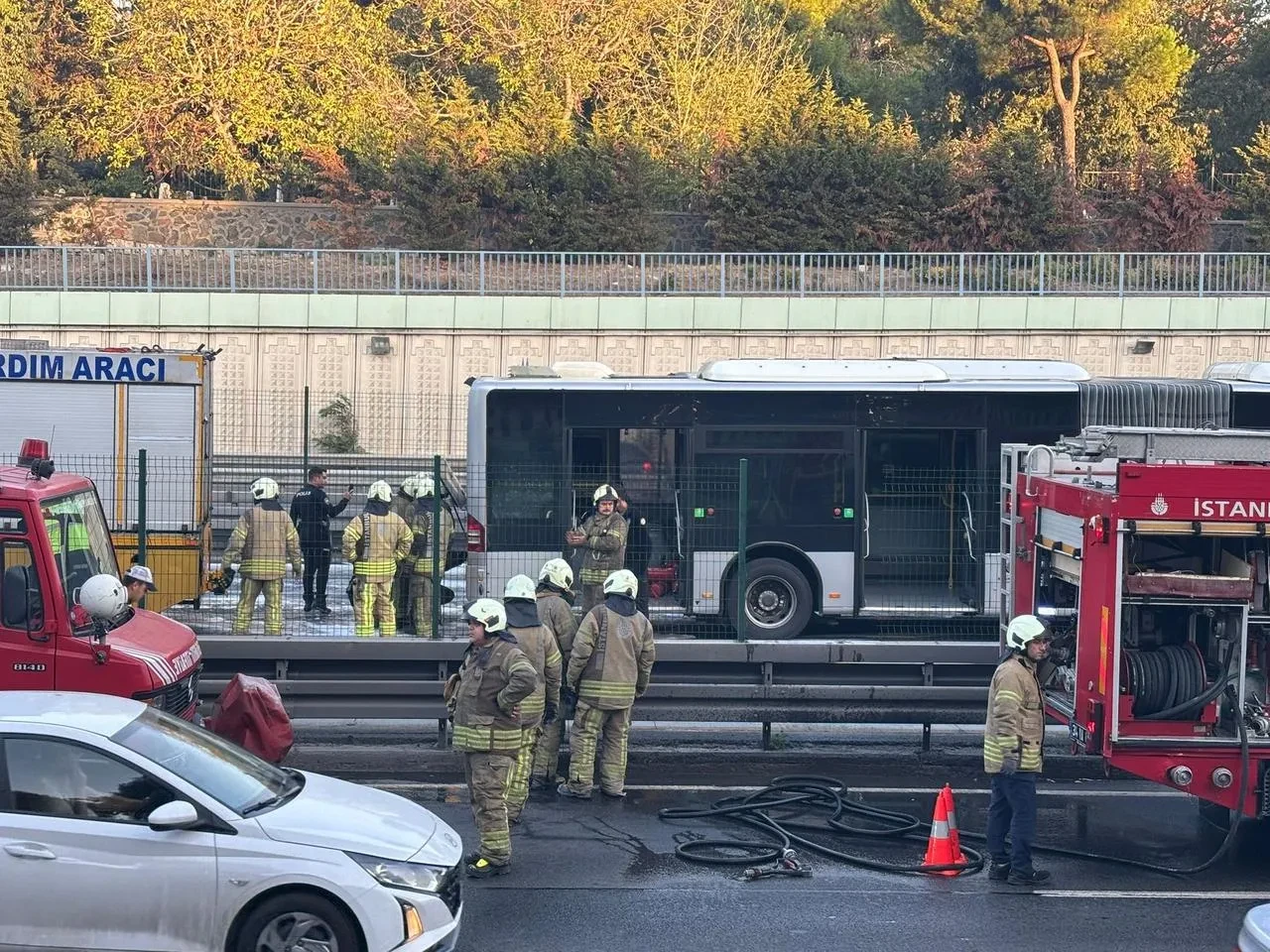 Bayrampaşa-Maltepe metrobüs durağında metrobüs alev aldı can kaybı yaşanmadı