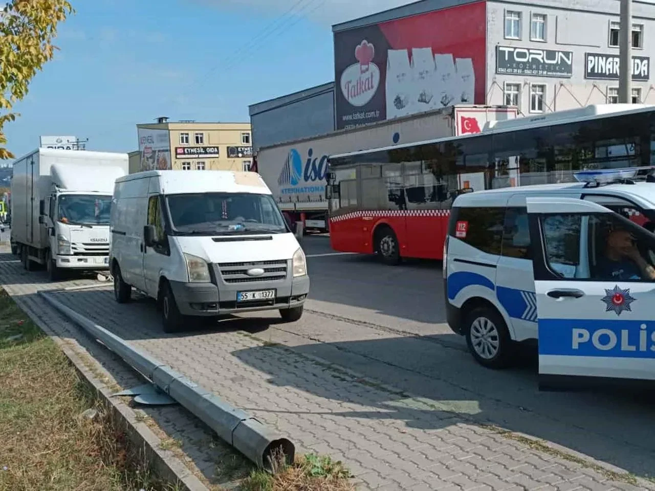 Samsun'da minibüs devrilen direkten şans eseri kurtuldu
