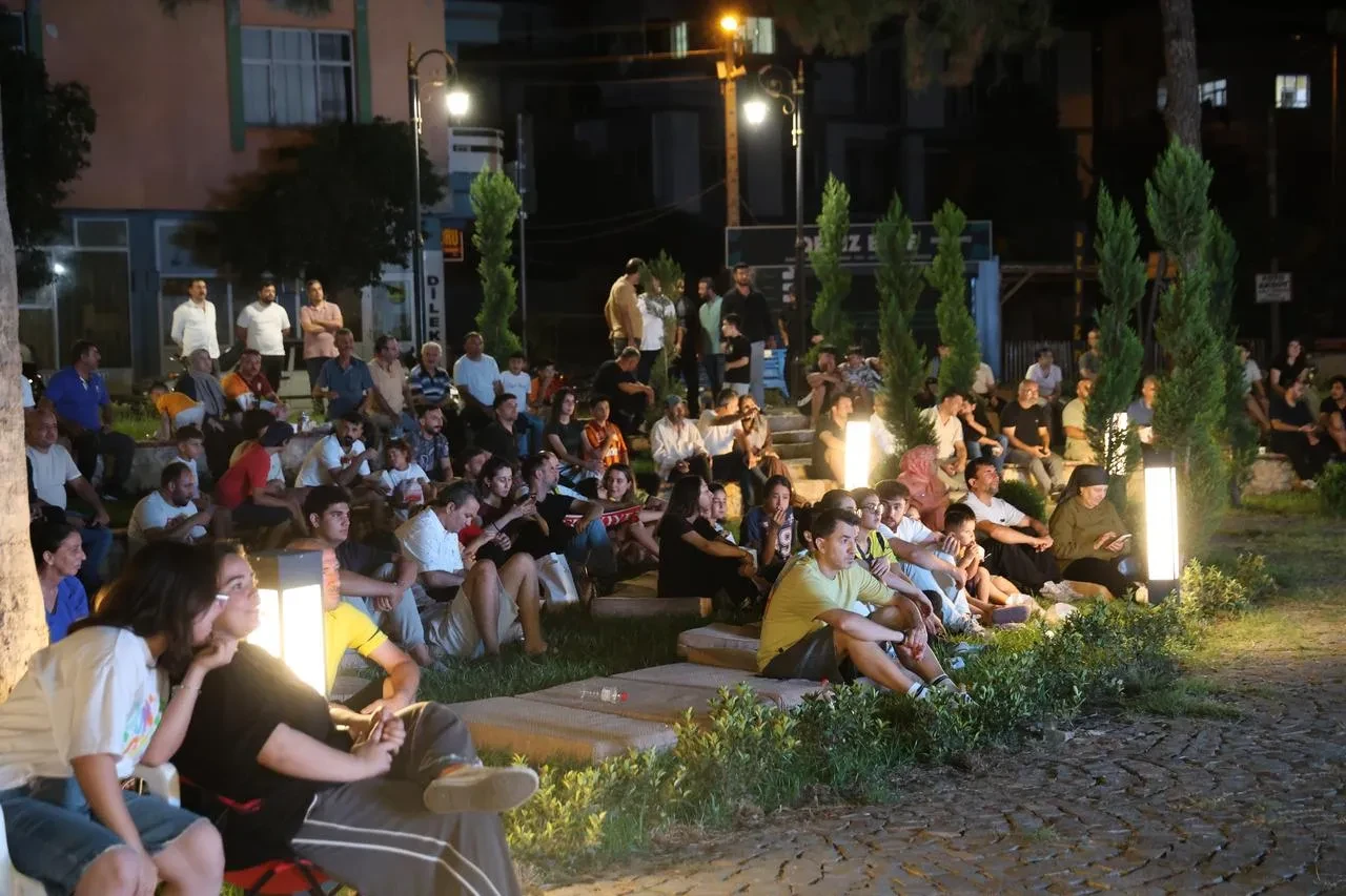 A Milli Basketbol Takımı'nın final heyecanı Kozan'da dev ekrandan izlendi