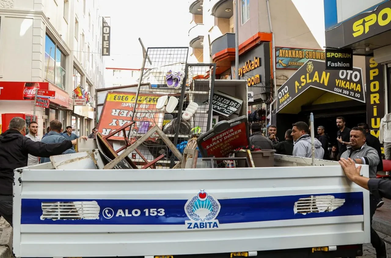 Van Büyükşehir Belediyesi zabıta ekipleri kaldırımlarda ürünlere el koydu
