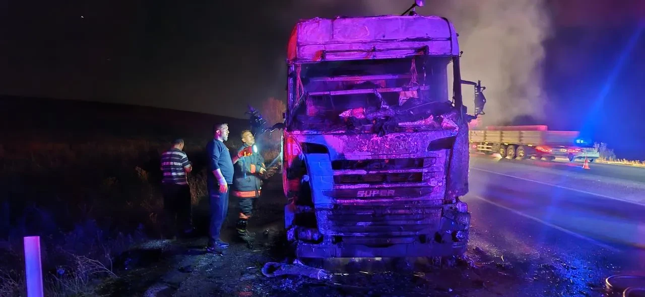 Çorum'un Alaca ilçesinde seyir halindeki tırda yangın çıktı