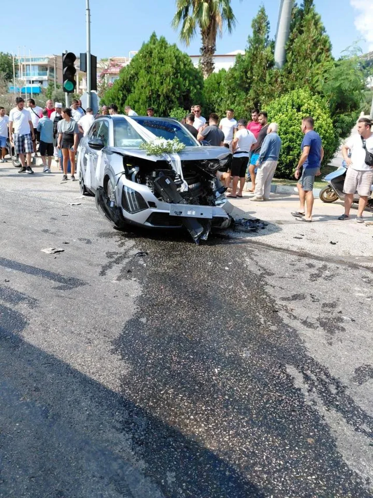 Antalya’nın Kaş ilçesinde kırmızı ışık ihlali yapan araç gelin arabasıyla çarpıştı