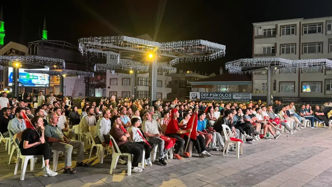 Arnavutköy’de Türkiye-Yunanistan maçı dev ekranda izlendi