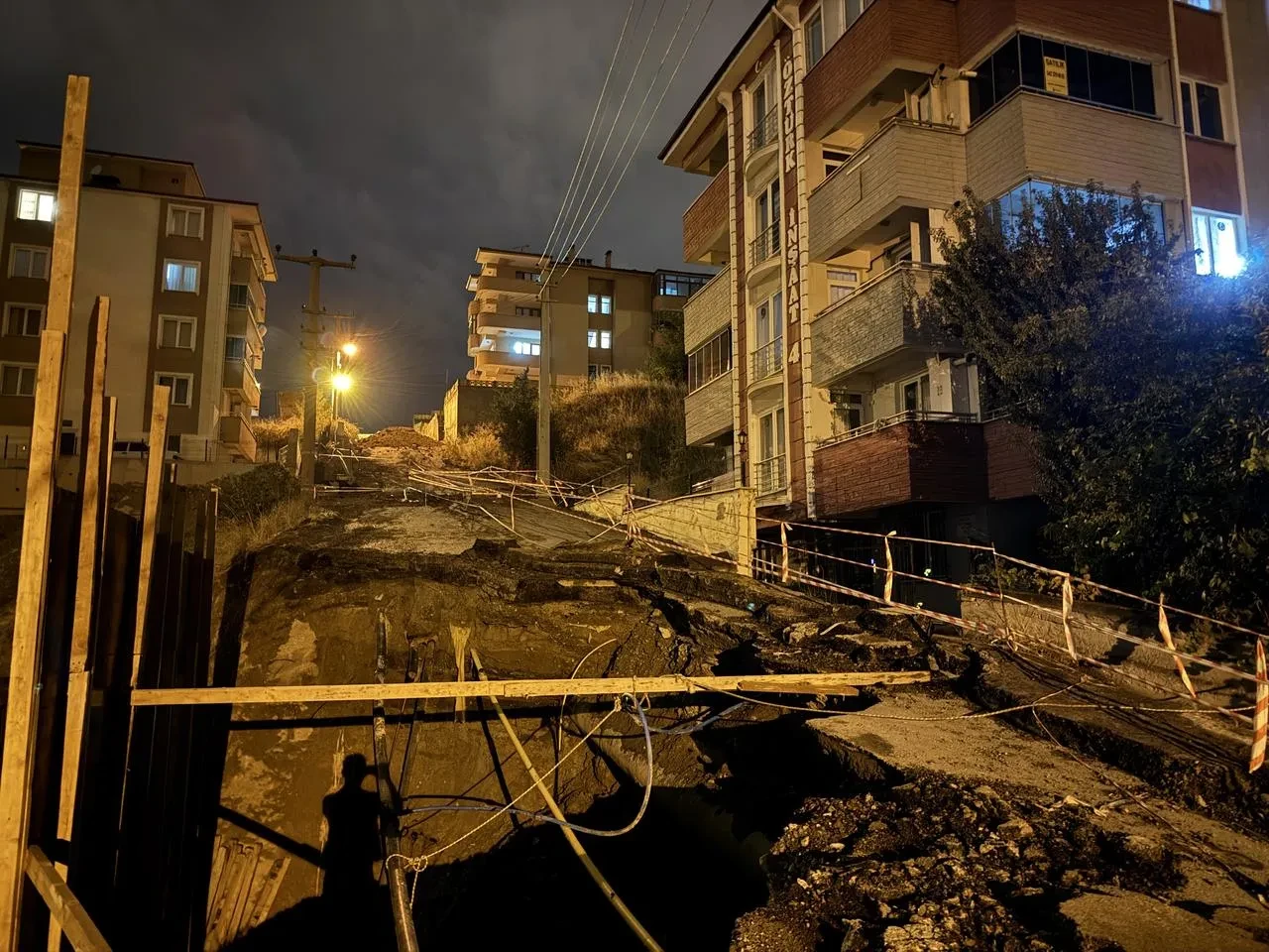 Karabük’te inşaat yanındaki yol çöktü trafiğe kapatıldı