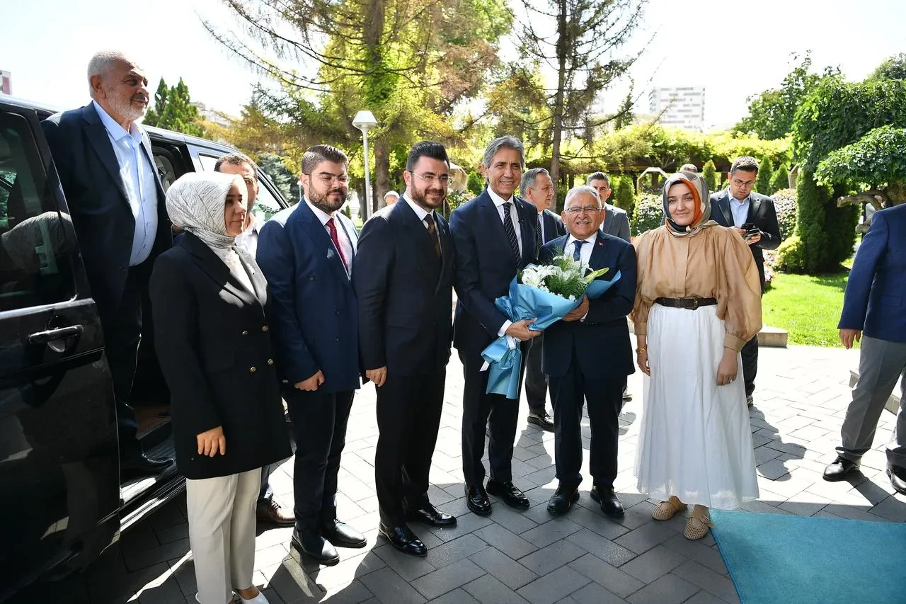 Başkan Büyükkılıç AK Parti Genel Başkan Yardımcısı Demir'i Kayseri'de ağırladı