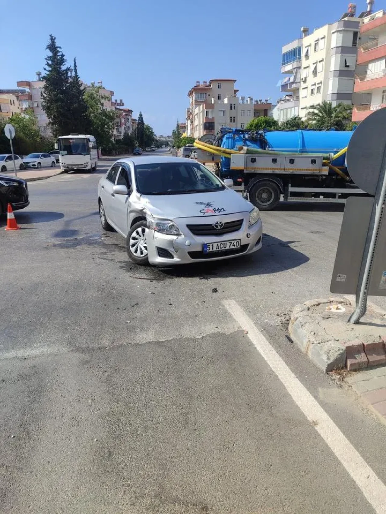 Manavgat’ta iki otomobil çarpıştı, bir kişi yaralandı