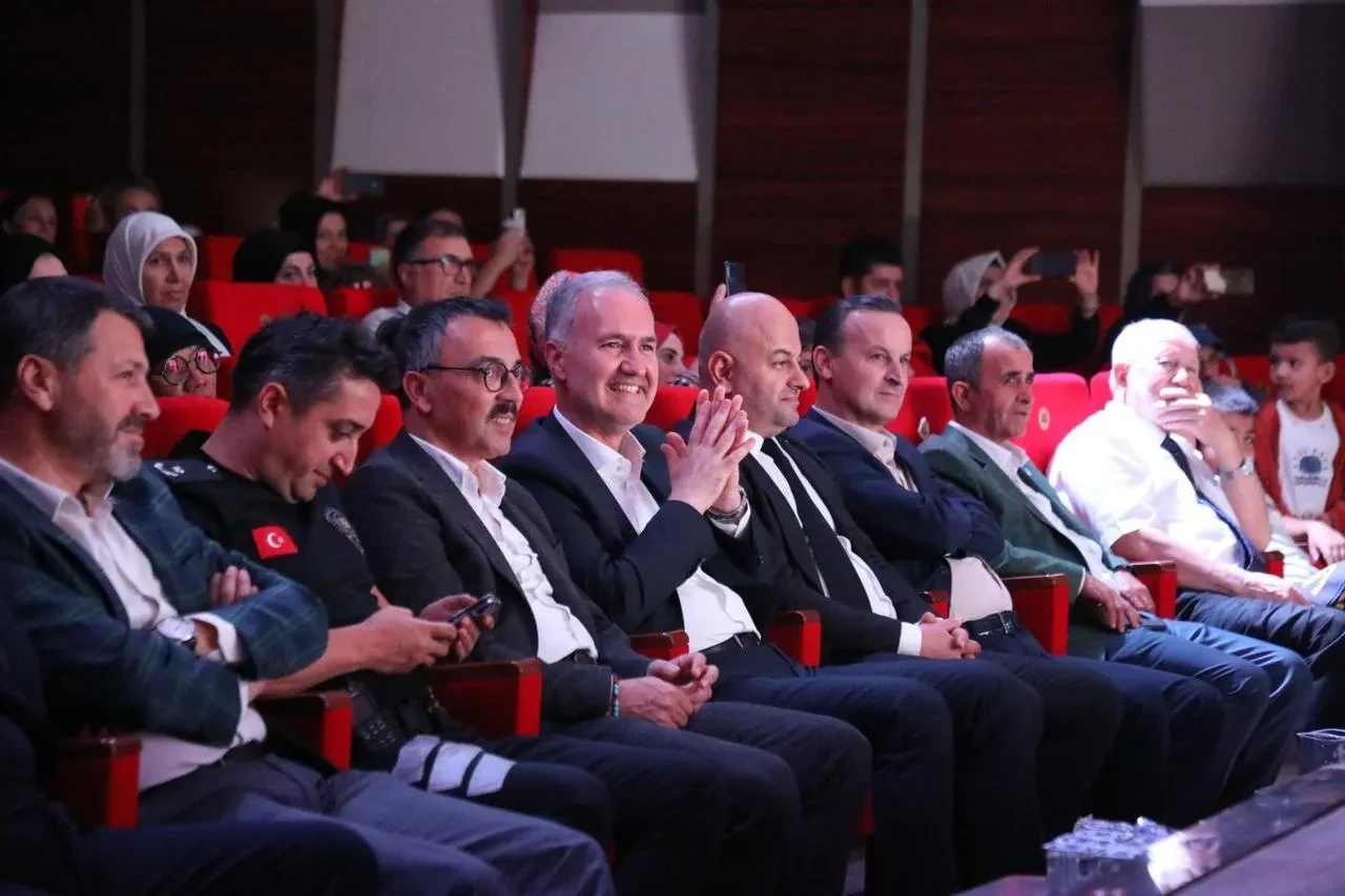 İnegöl Belediyesi 103. kurtuluş yıldönümünde halk dansları müzikali sahneledi