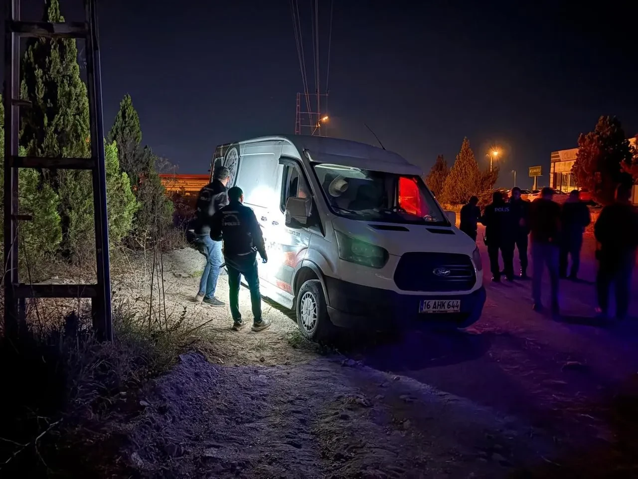 Kayseri'nin Kocasinan ilçesinde çukura düşen aracı çıkarmaya çalışan şahsa ateş açıldı