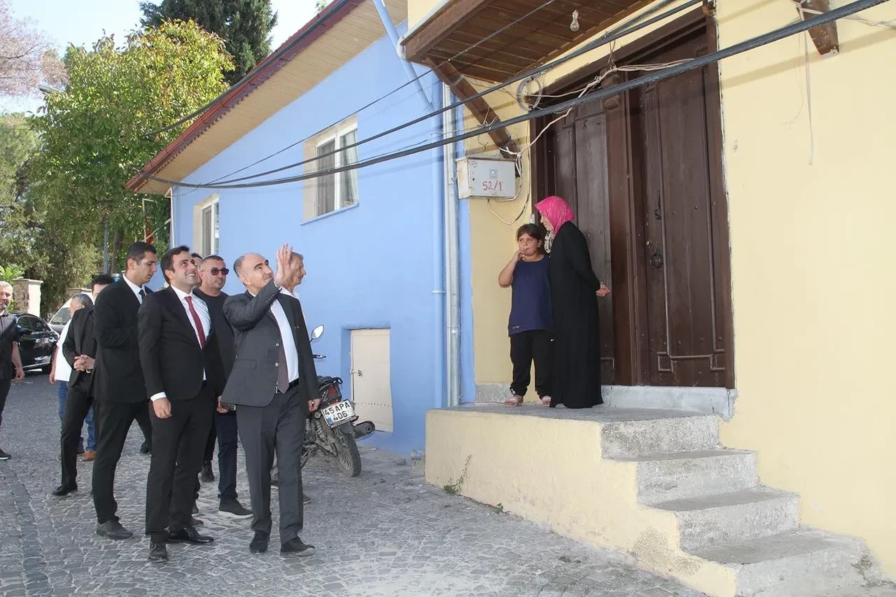 Manisa Valisi Özkan Kula'da Zafer Okulu'nu gezdi ve şehit törenine katıldı