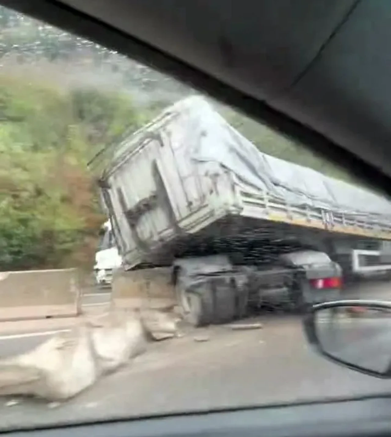 Yağış nedeniyle tır D-650'de Geyve ilçesinde kaza yaptı