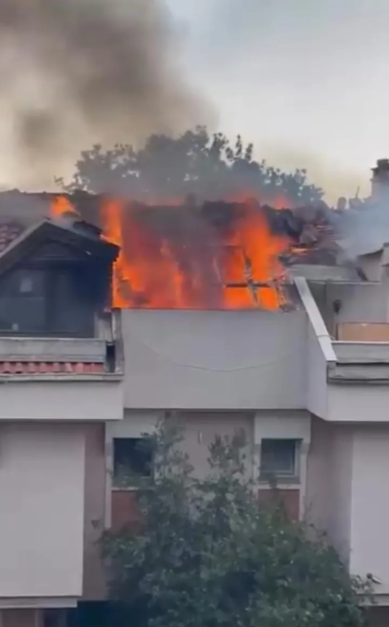 Maltepe'de çatı katındaki yangın itfaiye ekipleri tarafından söndürüldü