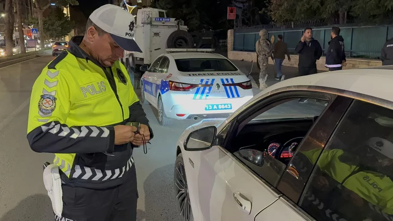 Tatvan’da gece yarısı şok denetimle 976 kişi ve 212 araç sorgulandı