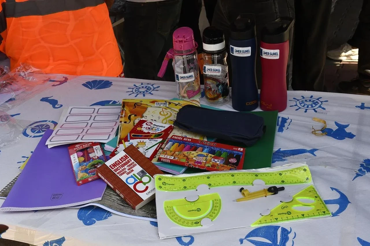 Kuşadası Belediyesi öğrencilere kırtasiye malzemesi desteği sağladı