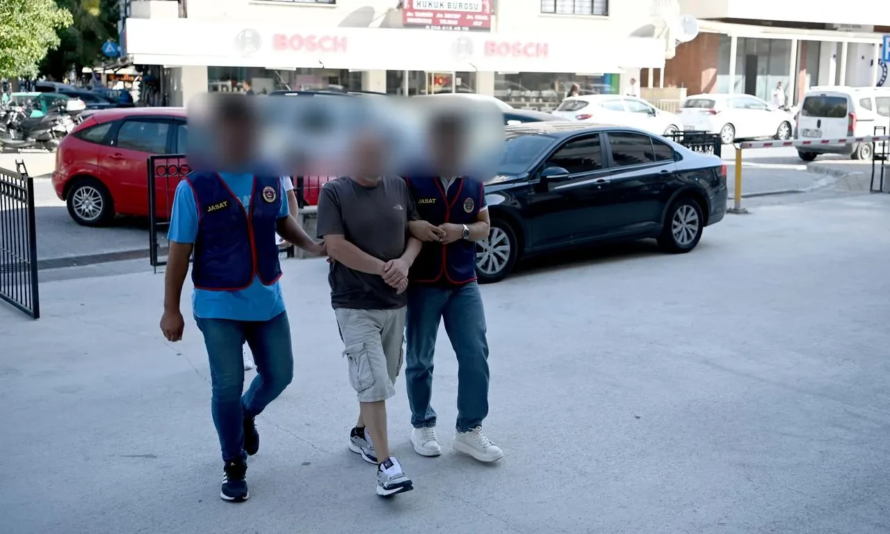 Kuşadası’nda uyuşturucu ticareti suçundan B.K. JASAT operasyonuyla yakalandı
