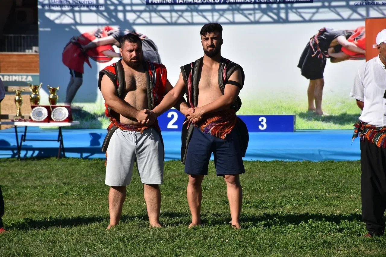 Alper Aslan Türkiye Şampiyonası'nda Başpehlivanlık Unvanını Kazandı.