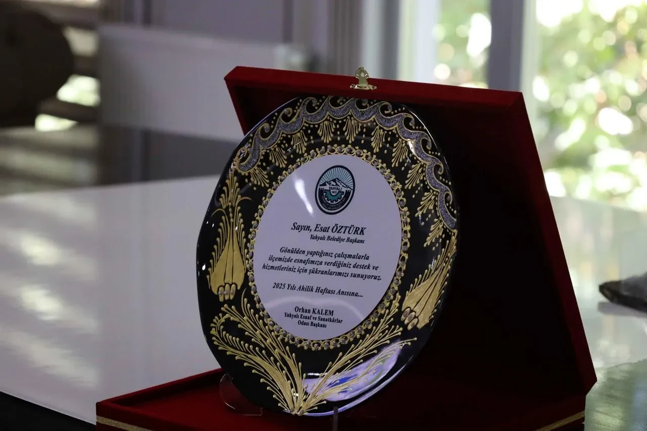 Yahyalı Belediye Başkanı Esat Öztürk'e yılın fahri ahisi ödülü verildi