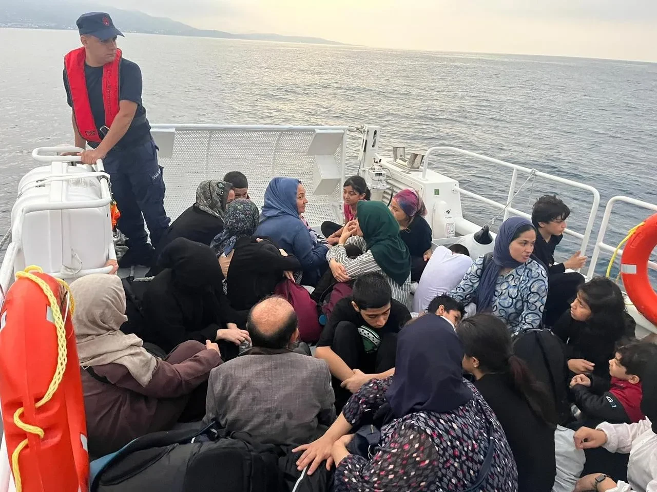 İzmir'de Sahil Güvenlik ve jandarma 81 düzensiz göçmeni yakaladı