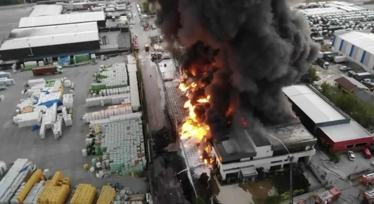 Başiskele'de lojistik deposunda çıkan yangına itfaiye müdahale ediyor
