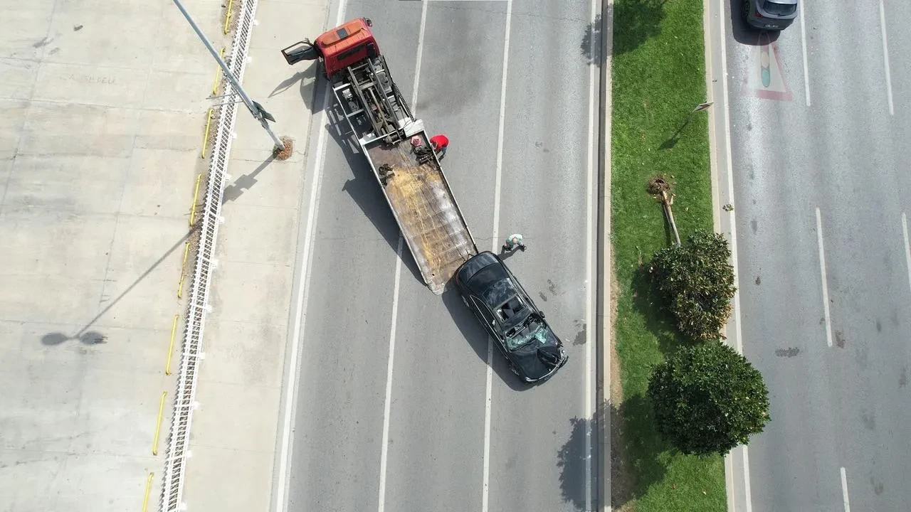 Pendik Sahil Yolu'nda Mercedes takla atarak devrildi, sürücü ağır yaralandı