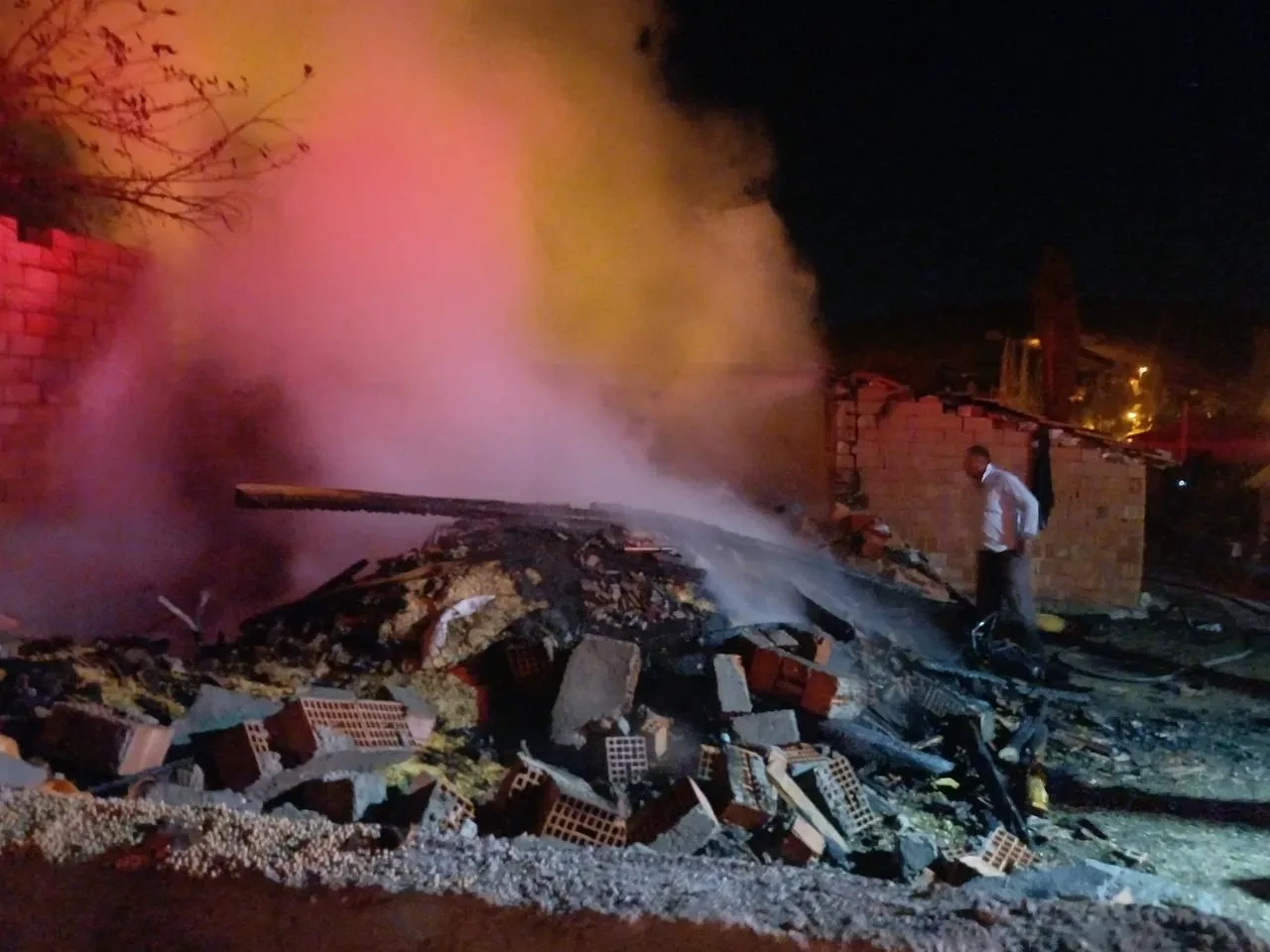 Çorum'un Alaca ilçesinde çıkan yangında ahır ve tarım ürünleri zarar gördü