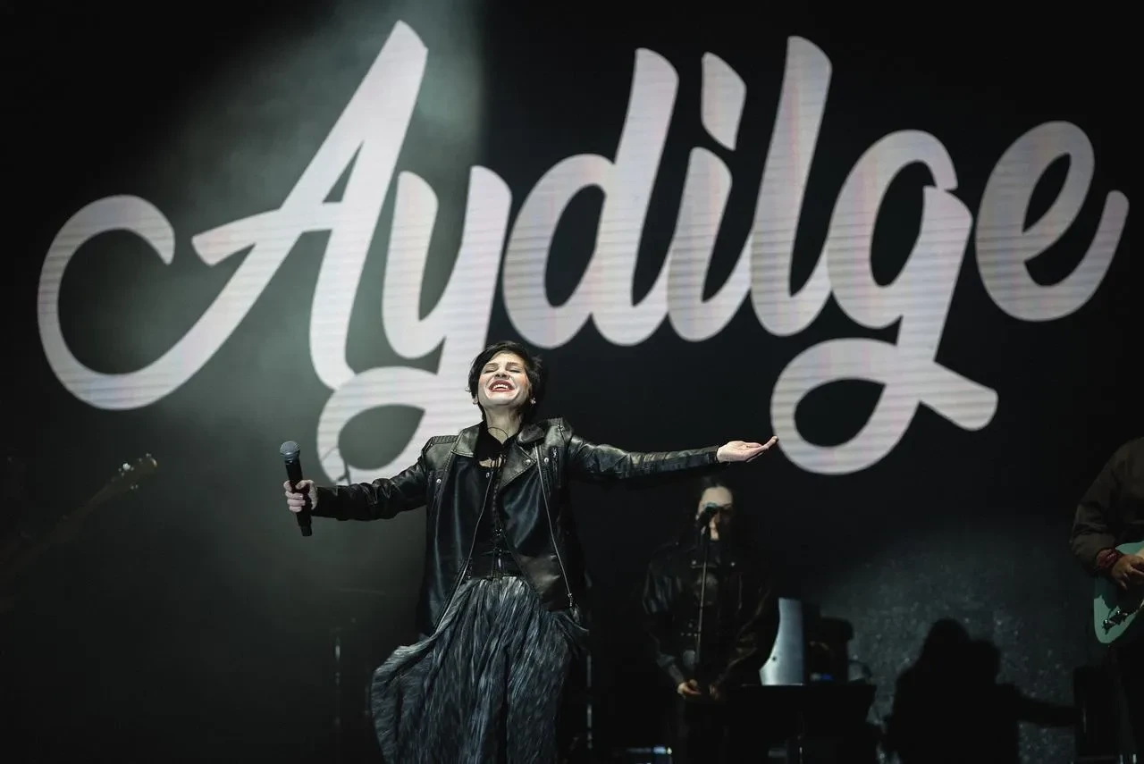 Aydilge Bingöl'de Gazze'ye destek için Yalnızlık Masalı'nı söyledi