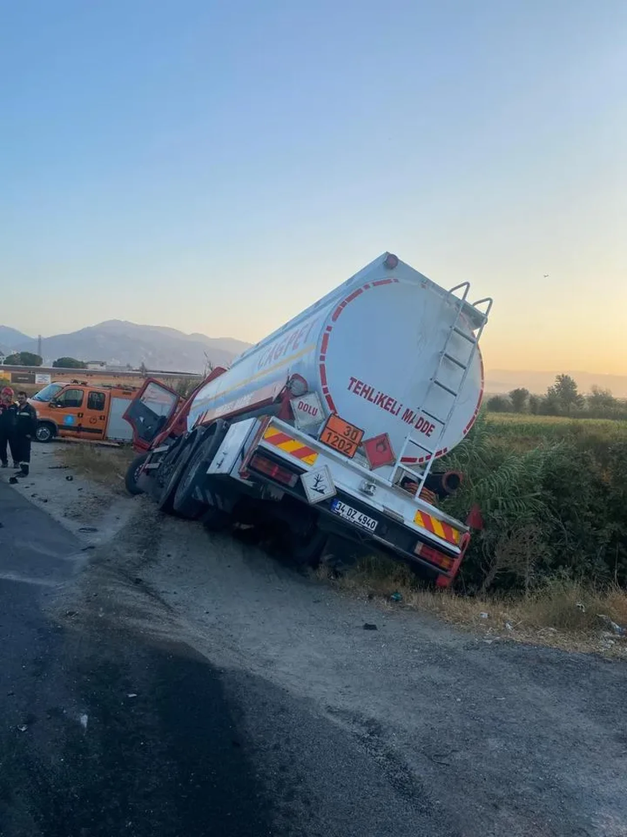 Aydın'ın Efeler ilçesinde akaryakıt tankeri ile minibüs çarpıştı, 4 kişi yaralandı.
