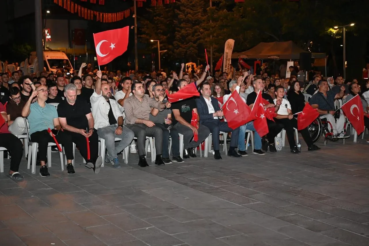 Isparta Belediyesi A Milli Erkek Basketbol Takımı'nın zaferini dev ekrandan izletti