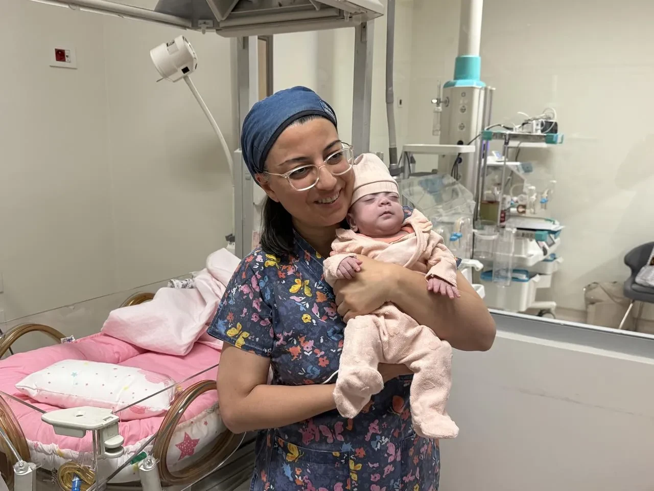 Erzurum Şehir Hastanesi’nde prematüre bebek anne kucağına kavuştu